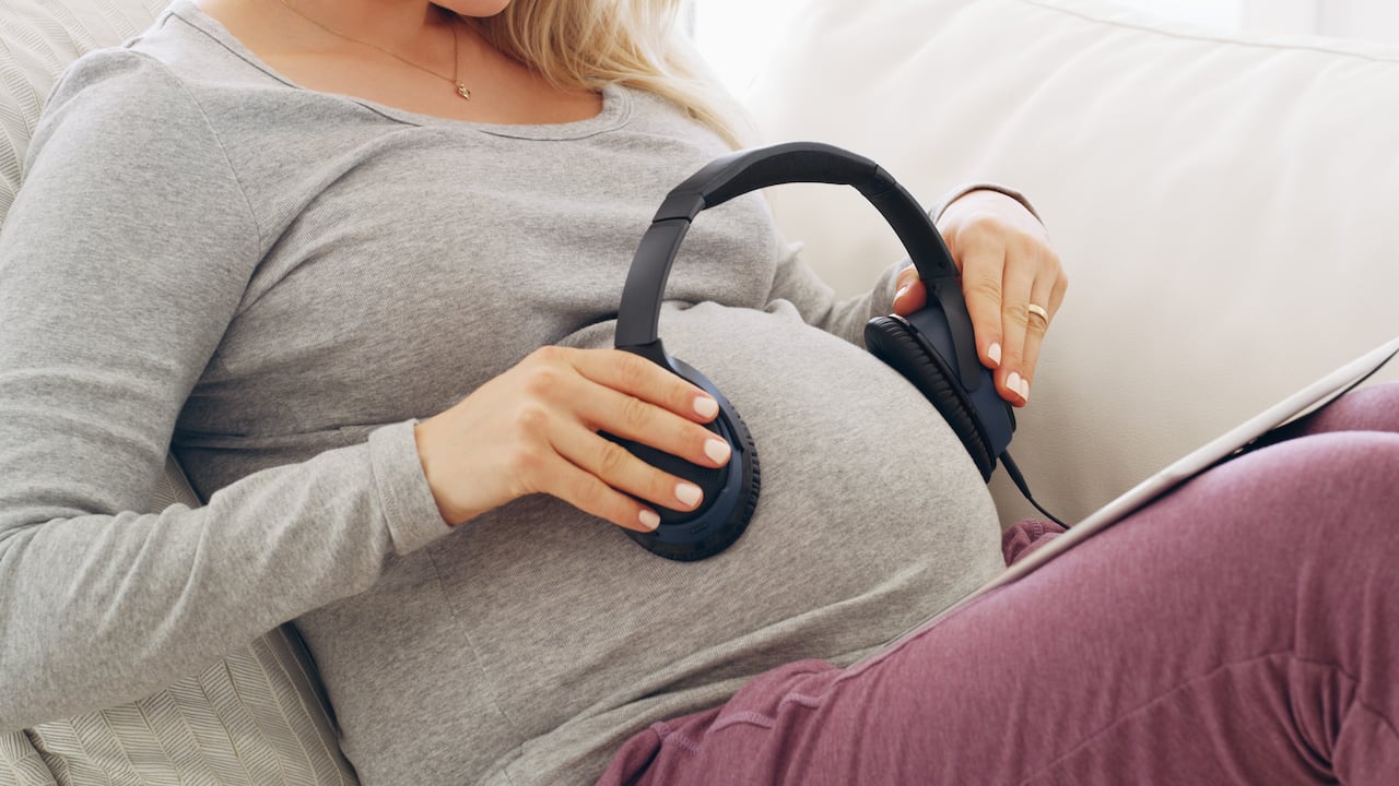 Se recomienda que la madre escuche música alegre o que genere emociones positivas debido a que todo lo que ella siente a nivel emocional repercute en el feto.