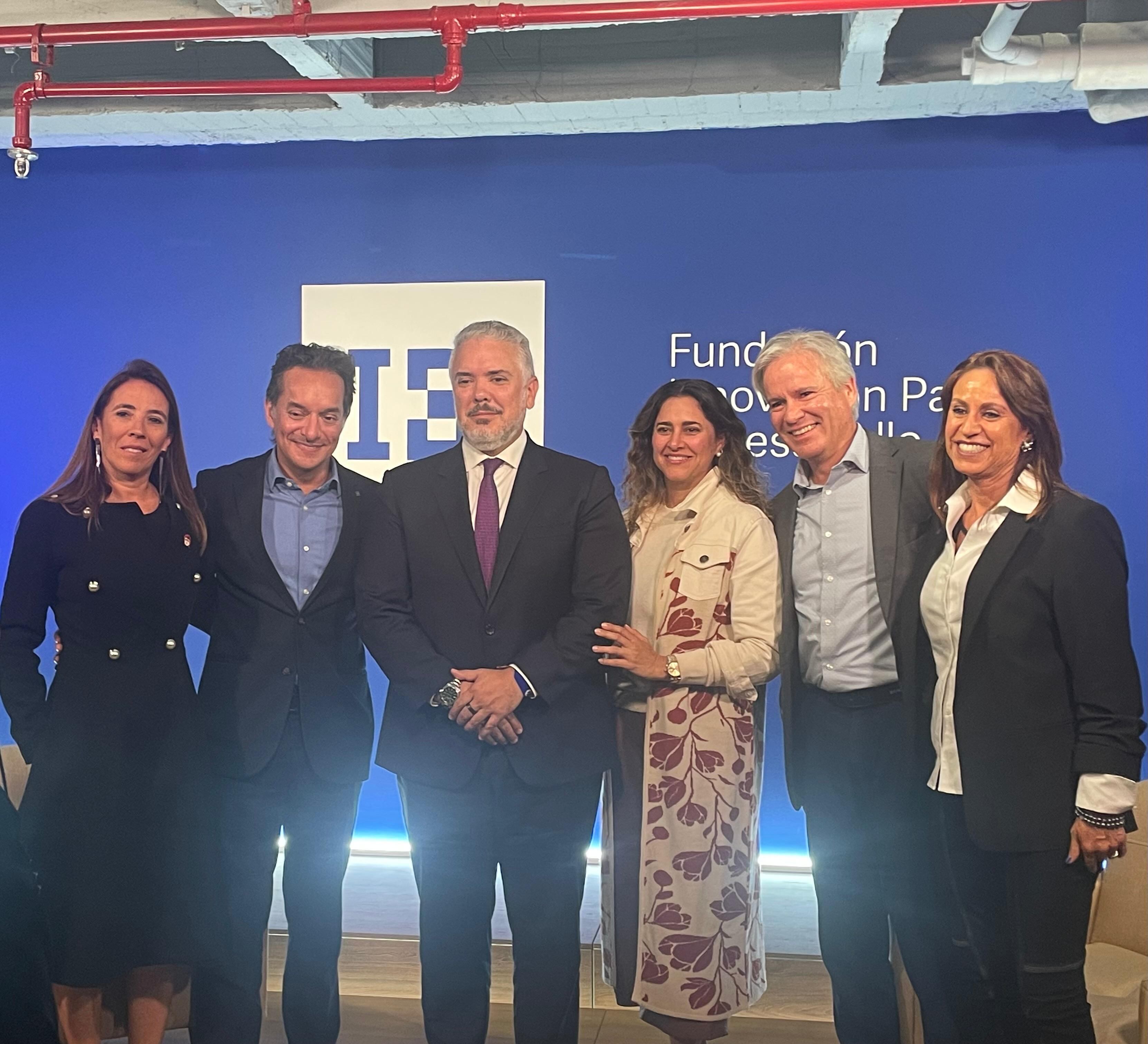 El expresidente Iván Duque junto a Alberto Bernal en la presentación del libro Cero Demagogia.