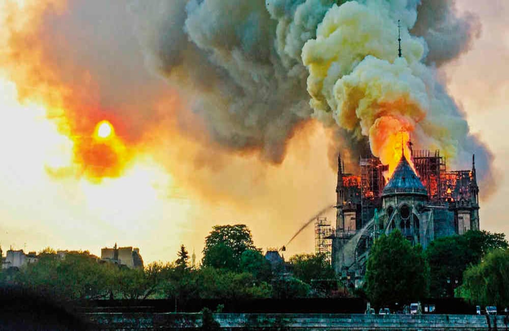 El mundo llora a Notre Dame: Durante cuatro horas, parisinos y turistas vieron en abril a la gran catedral del siglo XII arder. Con total impotencia, miles de personas alentaron a los bomberos que, como titanes, hicieron lo posible por salvar la estructura. El peor momento llegó cuando la imponente aguja central de 93 metros se derrumbó. Las investigaciones continúan para esclarecer qué pasó. Algunos creen que pudo ser una colilla de cigarrillo y, otros, un corto circuito. Foto: Fouad Maghrane / AFP