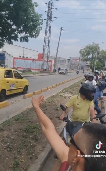 “Estoy ofendido”: el video viral de un ciclista que se enfrenta a motociclistas y los pone en su sitio por invadir ciclorruta en Cali.