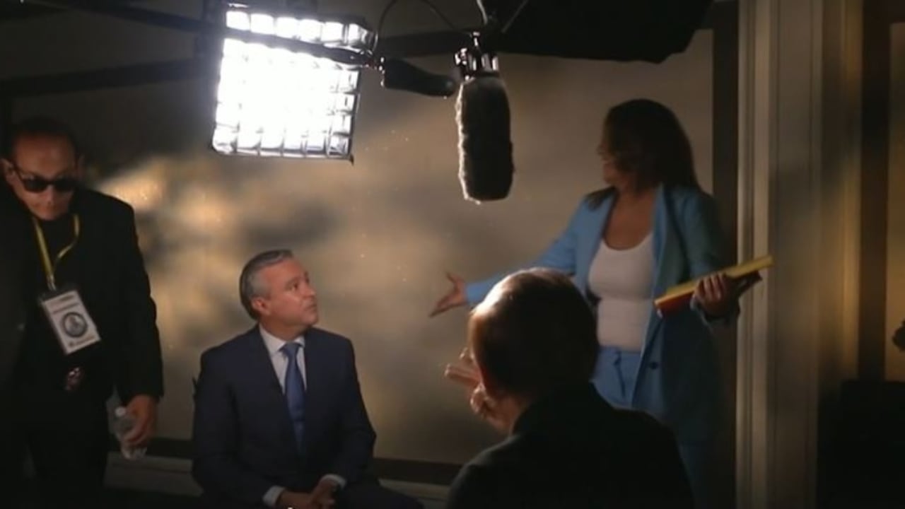 Momento exacto en el que el equipo de campaña de Rodolfo Hernández interrumpe la entrevista.