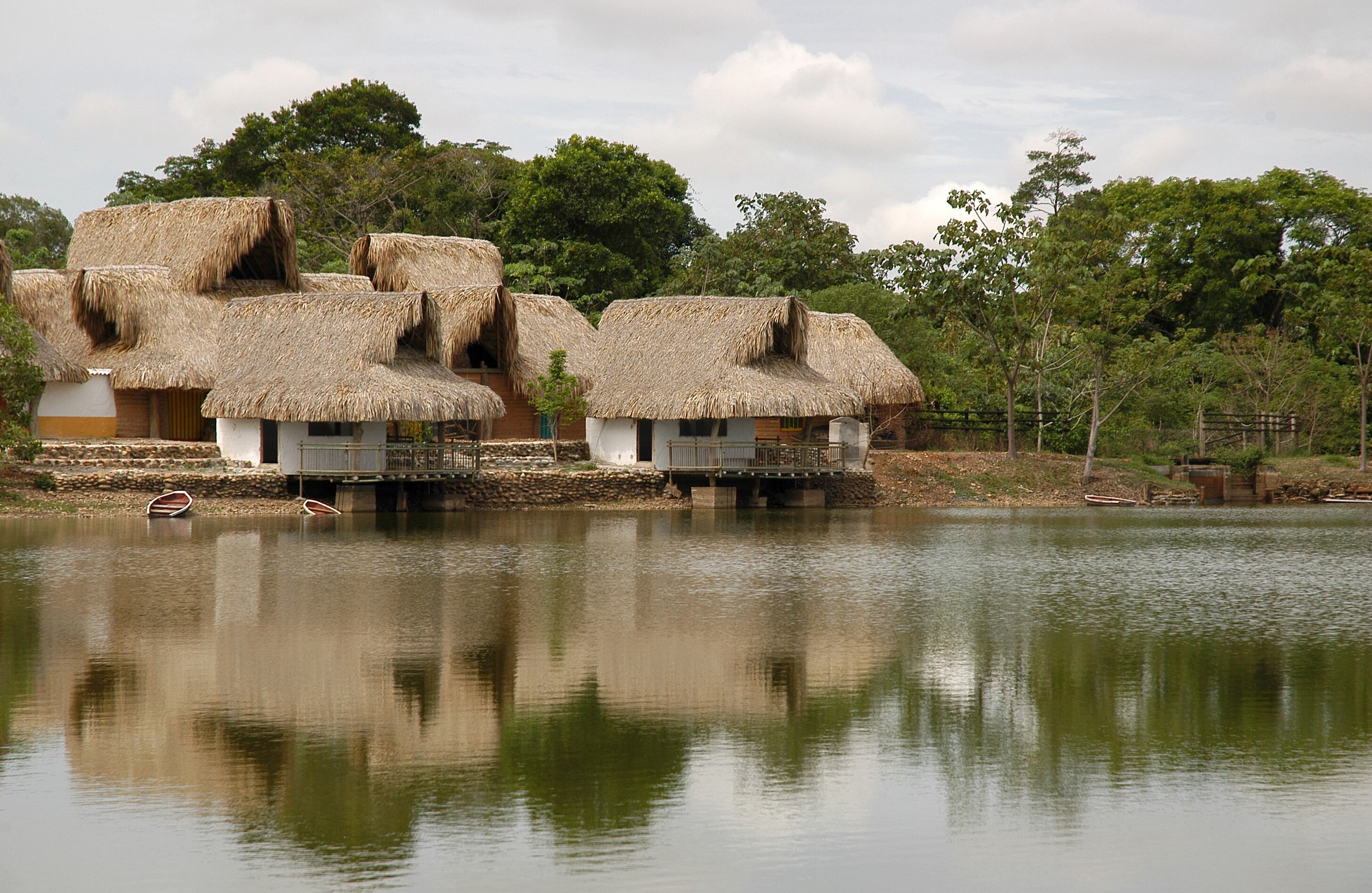 Parque Arqueológico Merecure. Se encuentra en el municipio de Puerto López, Meta. Cuenta con un pequeño zoológico de especies propias de la región, como cusumbos y zorrilos, y ofrece diferentes actividades para disfrutar del paisaje llanero: camping, caminatas ecológicas, canopy y actividades acuáticas en el lago. Foto: Daniel Reina