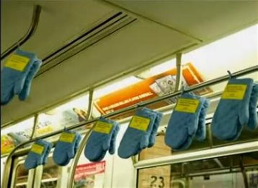 Colgar guantes para la cocina en el metro fue la estrategia utilizada por la compañía sueca Ikea.