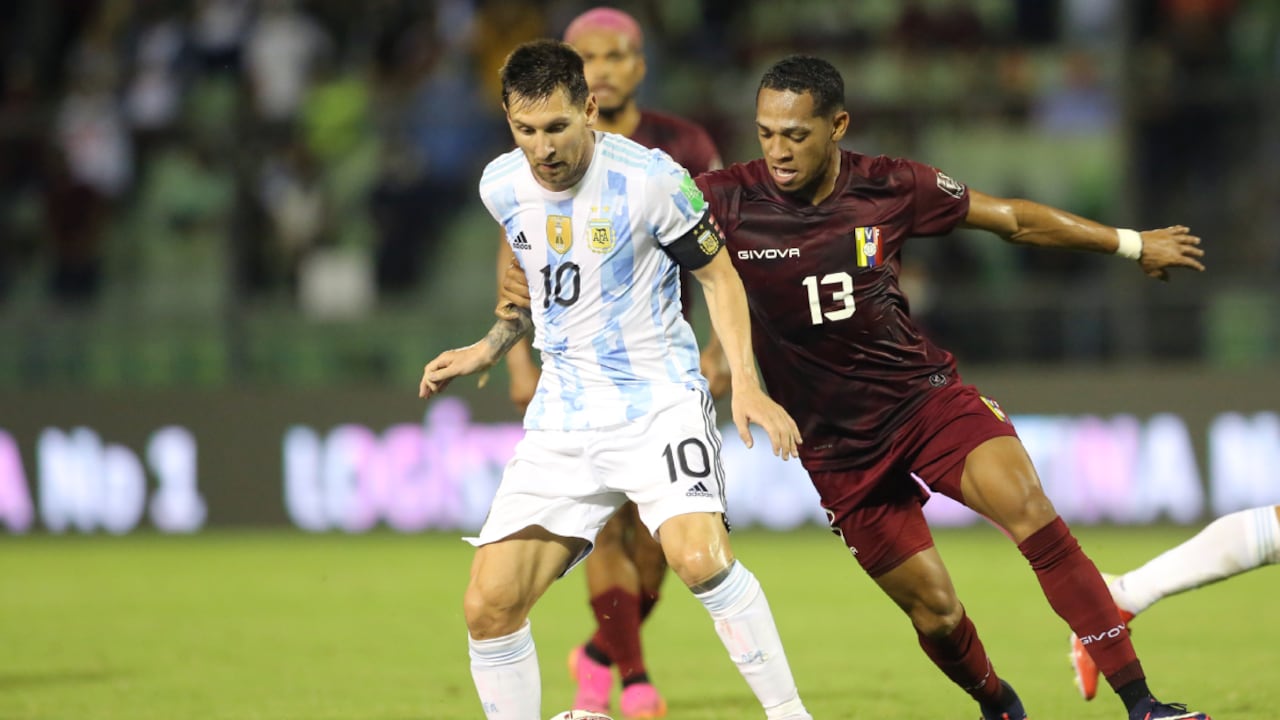 CARACAS, VENEZUELA - SEPTEMBER 02: Lionel Messi of Argentina fights for the ball with Jose Martinez of Venezuela during a match between Venezuela and Argentina as part of South American Qualifiers for Qatar 2022 at Estadio Olimpico on September 02, 2021 in Caracas, Venezuela. (Photo by Getty Images/Edilzon Gamez)