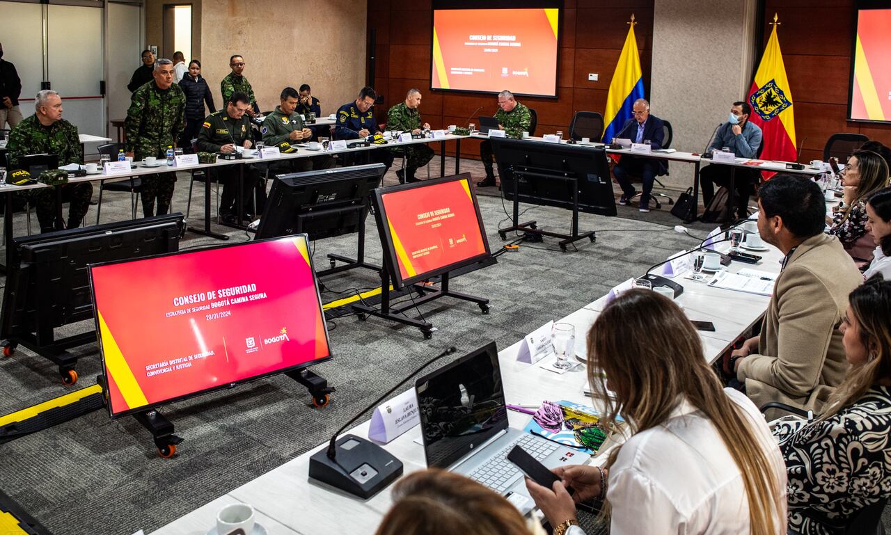 El alcalde de Bogotá, Carlos Fernando Galán, y el ministro de Defensa, Iván Velásquez, lideraron un consejo de seguridad en la capital del país.