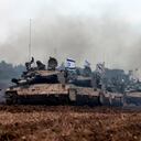 Una unidad de soldados israelíes regresa con sus tanques al lado israelí de la frontera con la Franja de Gaza, después de pasar meses en el territorio palestino librando batallas con militantes de Hamás, el 28 de enero de 2024, mientras continúan los combates entre los dos bandos en conflicto