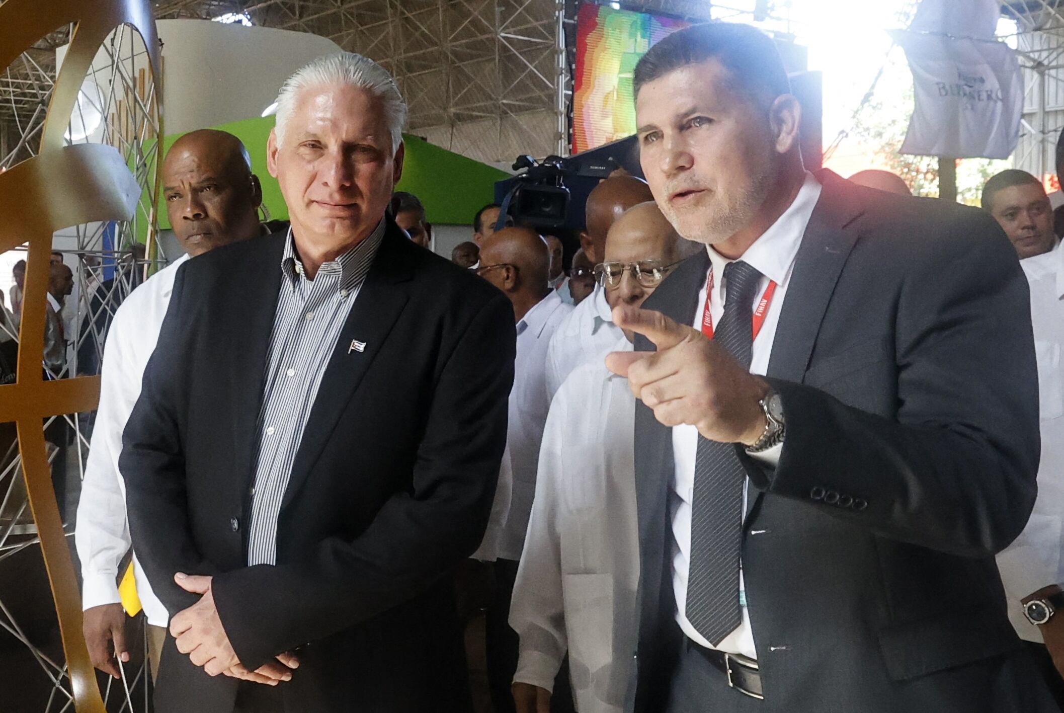 El presidente cubano Miguel Díaz-Canel (izq.) conversa con su ministro de Comercio Exterior e Inversiones Extranjeras, Óscar Pérez-Oliva, durante la inauguración de la 40.ª Feria Internacional de La Habana, el 4 de noviembre de 2024.