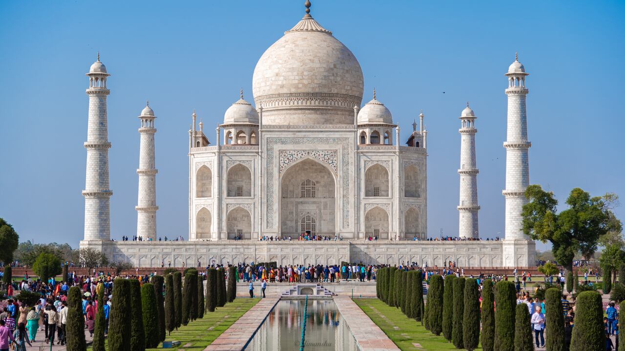 Al interior del país, tanto India como Bharat se utilizan oficialmente, en la India hay más de 20 lenguas oficiales y Bahrat es una palabra en hindi.