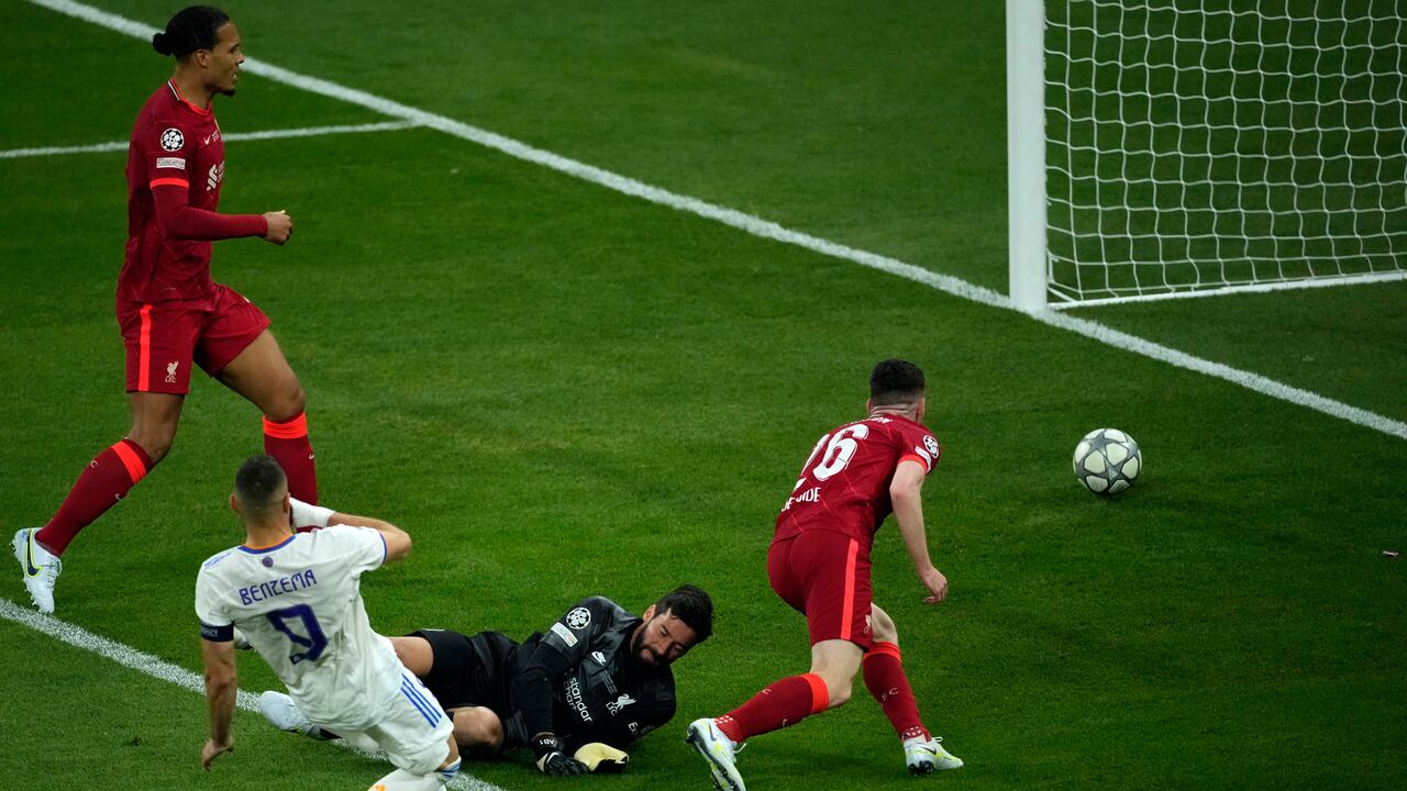 Karim Benzema estuvo a punto de abrir el marcador sin embargo el VAR anuló su gol.