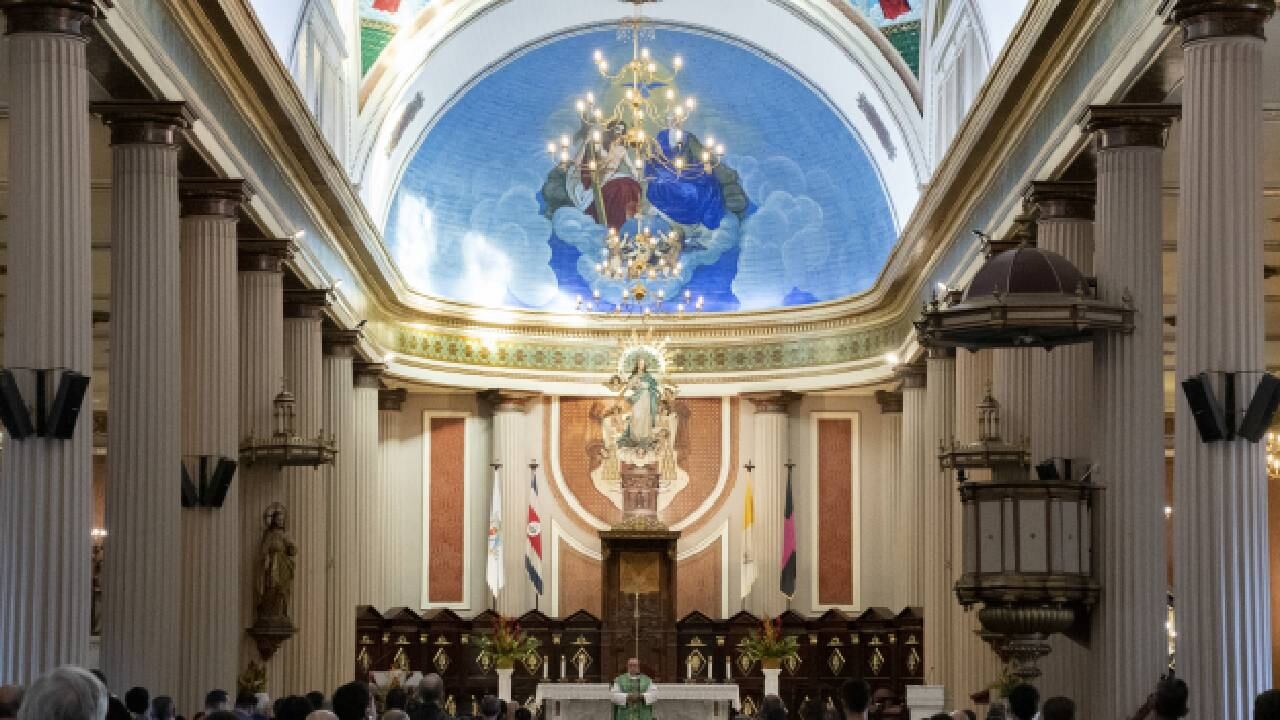 Nicaragüenses exiliados en Costa Rica participan en misa por la liberación de 222 presos políticos y la liberación de Monseñor Rolando Álvarez en la Catedral Metropolitana de San José, el 19 de febrero de 2023.