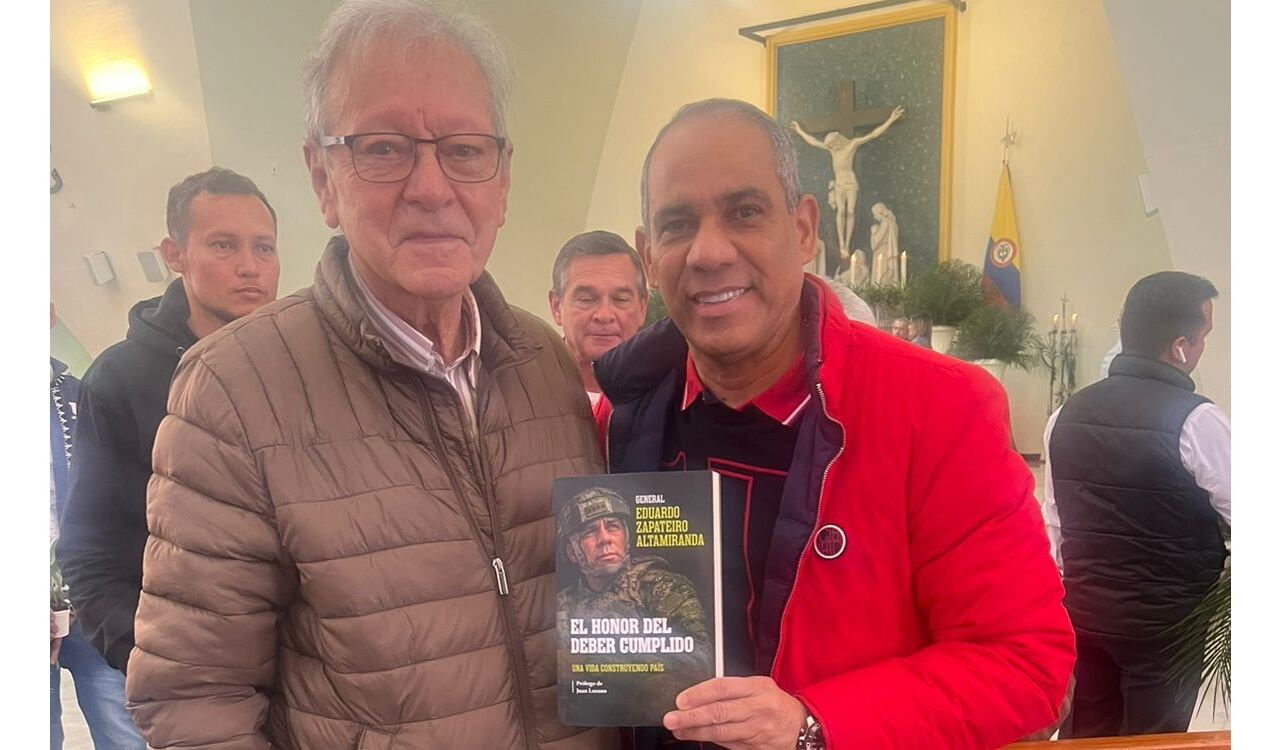 Momento en el que el general (r) Eduardo Zapateiro le entrega su libro al general (r) Jesús Armando Arias Cabrales