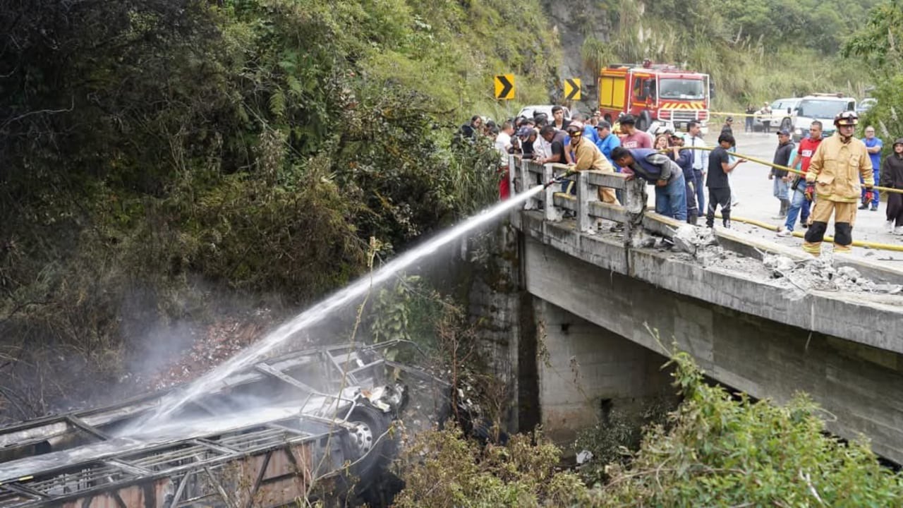 Bomberos apagan las llamas que deja el accidente de un autobus en Ecuador