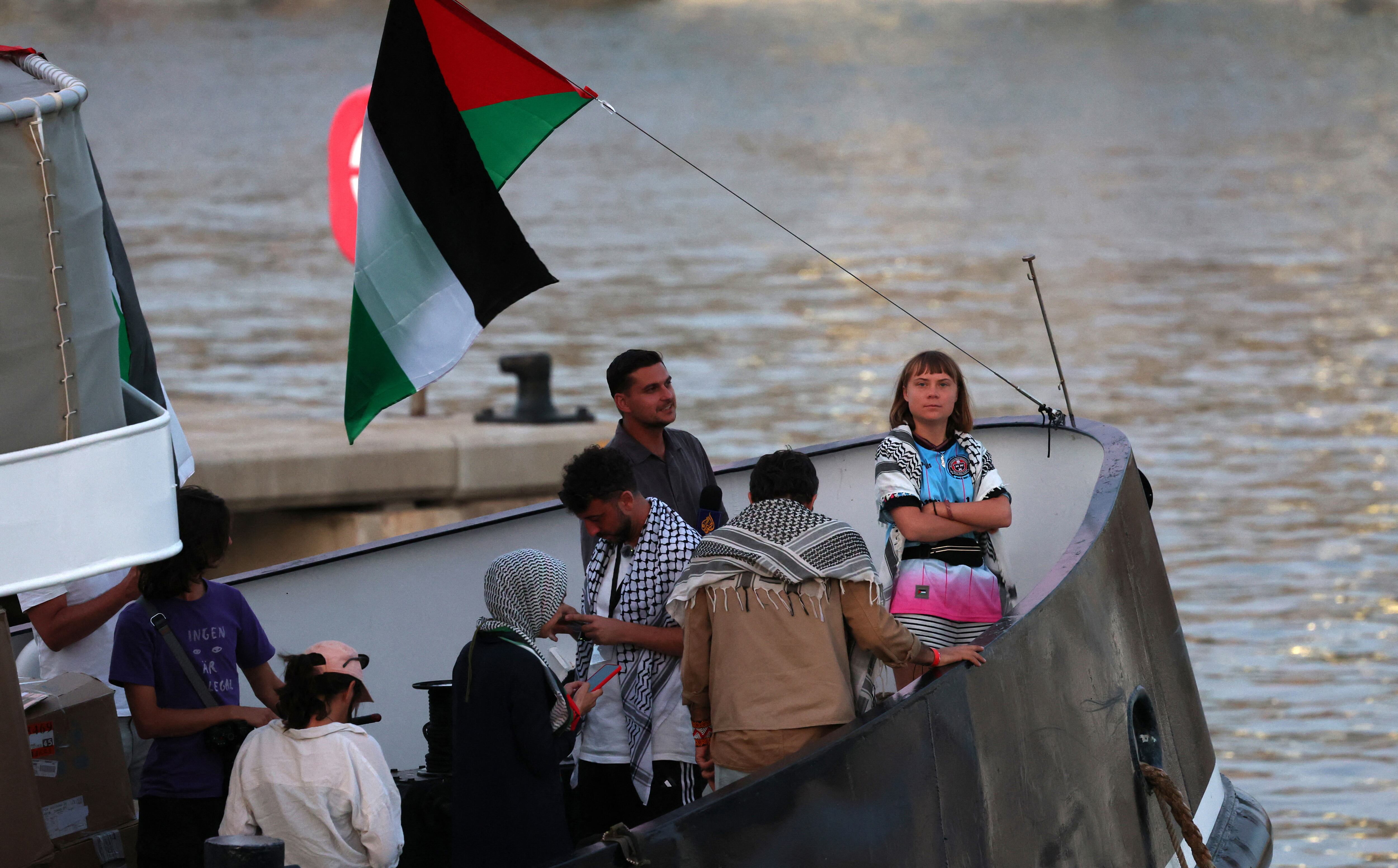 La activista climática sueca Greta Thunberg (derecha) aparece a bordo de un buque de una flotilla civil que transportaba activistas pro-palestinos y ayuda humanitaria, con el objetivo de romper el bloqueo israelí de la Franja de Gaza.