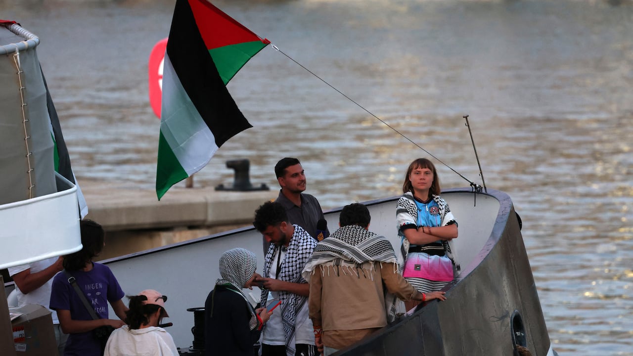 La activista climática sueca Greta Thunberg (derecha) aparece a bordo de un buque de una flotilla civil que transportaba activistas pro-palestinos y ayuda humanitaria, con el objetivo de romper el bloqueo israelí de la Franja de Gaza.