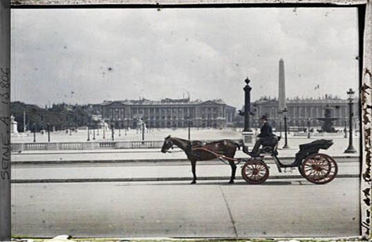 L técnica se llamaba placa autócroma y tenía tres filtros: rojo, azul y verde. La place de la Concorde, Paris, 19 de julio de 1914 Copyright Museé Albert Kahn