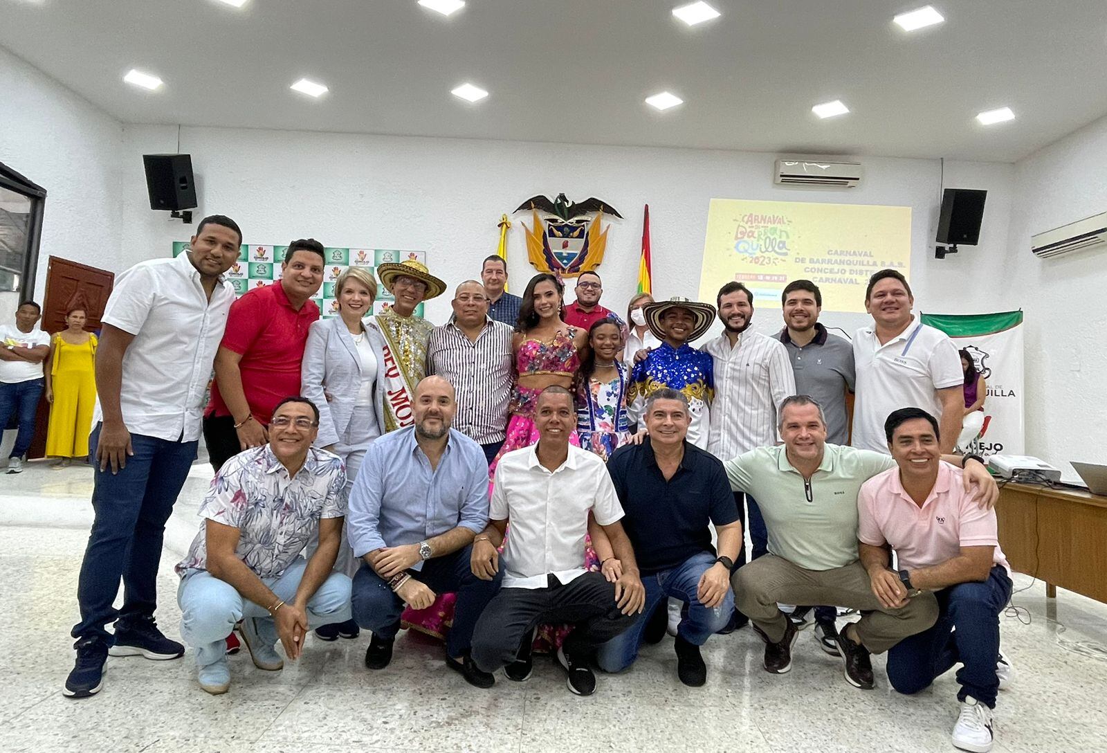 Miembros del Concejo de Barranquilla junto a los Reyes de El Carnaval.