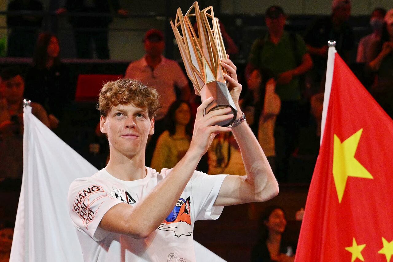 El italiano Jannik Sinner levanta el trofeo tras su victoria contra el serbio Novak Djokovic en la final individual masculina del torneo de tenis Masters de Shanghái en Shanghái el 13 de octubre de 2024. (Foto de HECTOR RETAMAL / AFP)