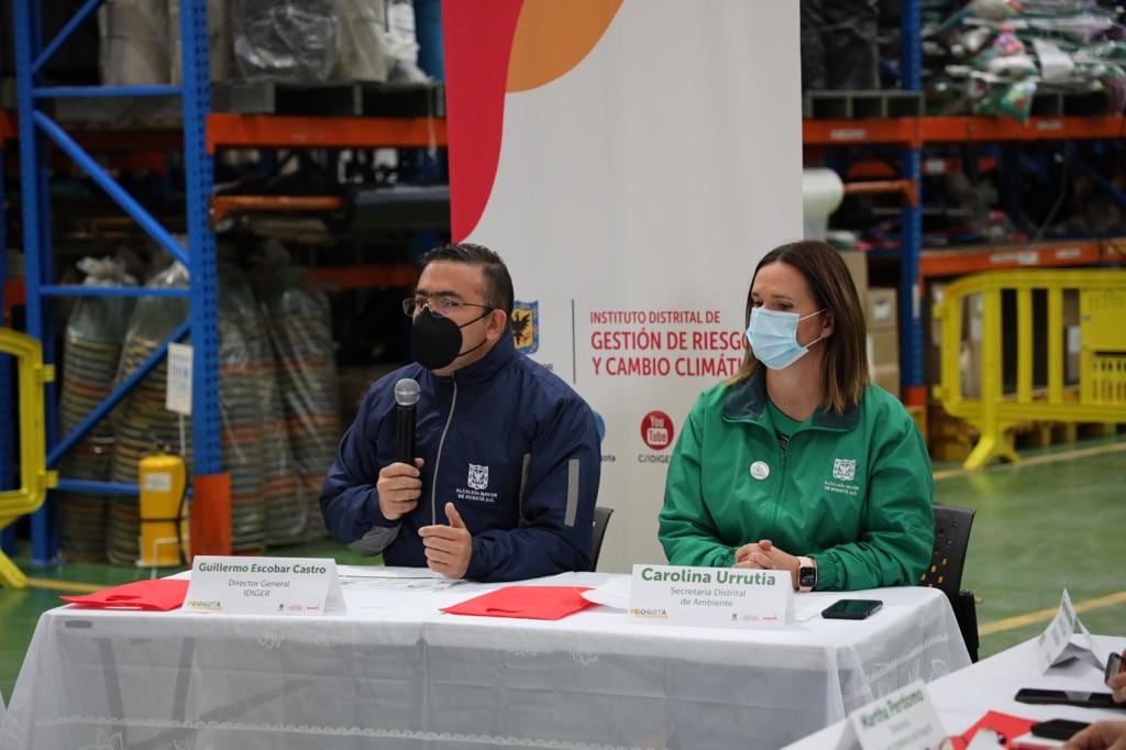 El director del Idiger, Guillermo Escobar  y secretaria de Ambiente, Carolina Urrutia, explicando cómo se prepara Bogotá para afrontar la temporada de lluvias.