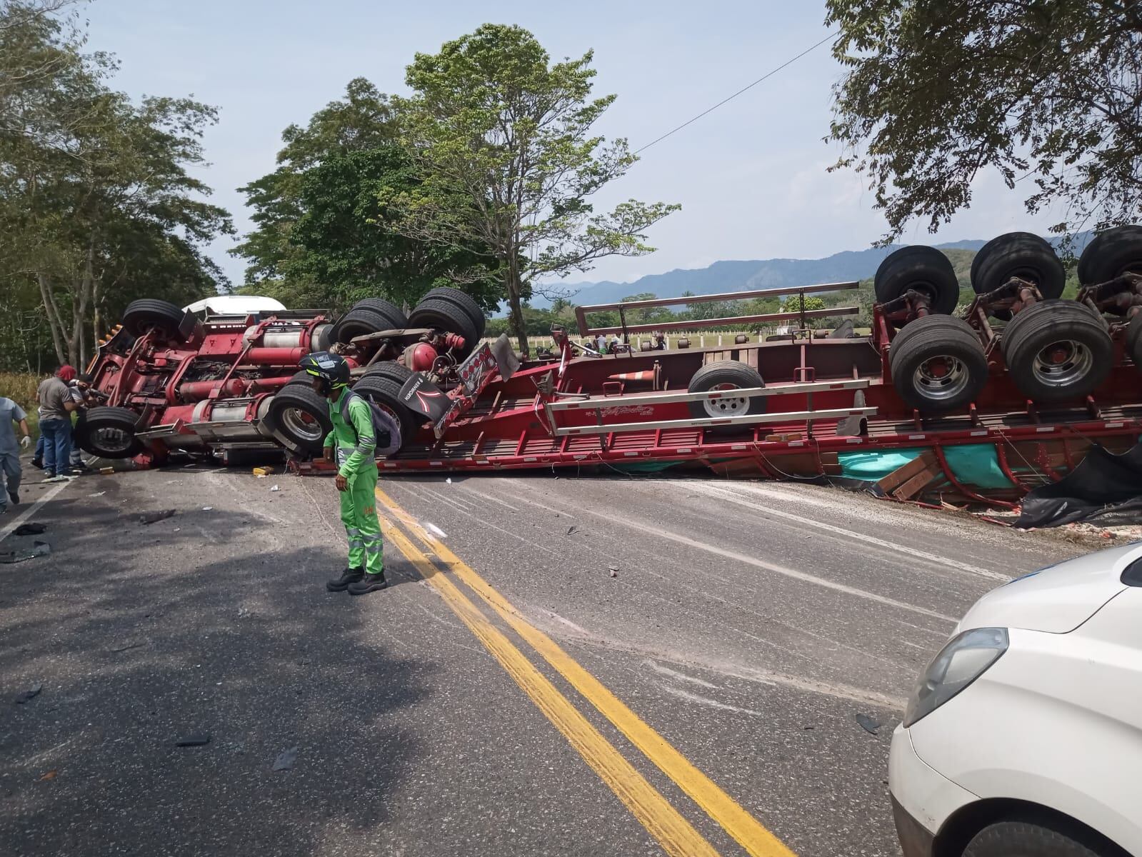Al parecer, algunas personas aprovecharon lo ocurrido para robar parte de la carga de la tractomula.