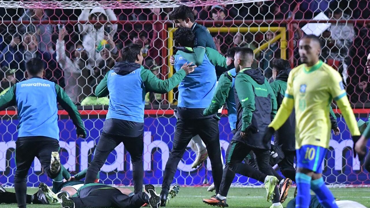 Jugadores bolivianos celebrando su pase al repechaje intercontinental.