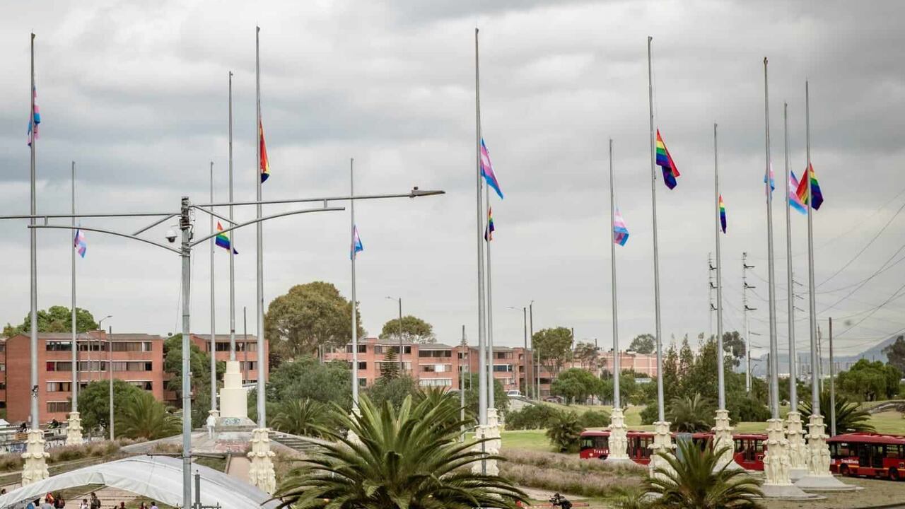 La izada de las 20 banderas que simbolizan a la población LGBTI+ se dio en el Monumento de Banderas, ubicado en la localidad de Kennedy