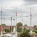 La izada de las 20 banderas que simbolizan a la población LGBTI+ se dio en el Monumento de Banderas, ubicado en la localidad de Kennedy