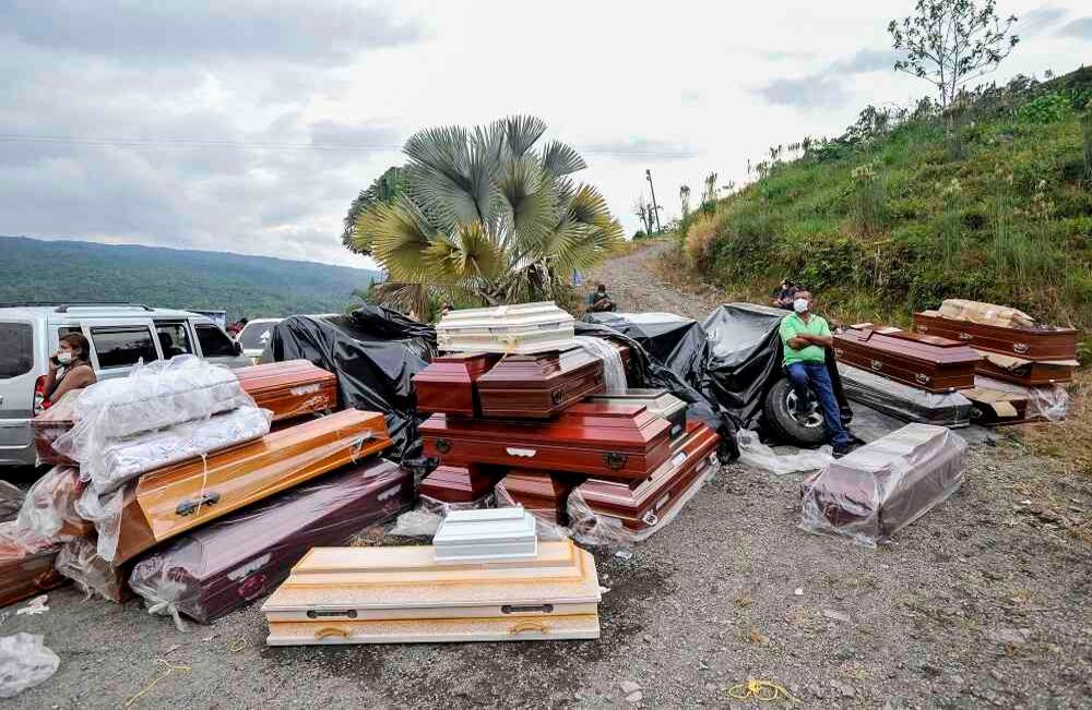 Familiares de las victimas de la avalancha despiden en medio del dolor a sus seres queridos en el Parque Cementerio la Ascensión Normandía, en Mocoa, Putumayo, el lunes 3 de abril de 2017, luego que la noche del 31 de marzo el desbordamiento de los ríos Mocoa, Mulato y Sangoyaco, arrasaran con todo a su paso. Foto: Carlos Julio Martínez / Enviado Especial de Semana