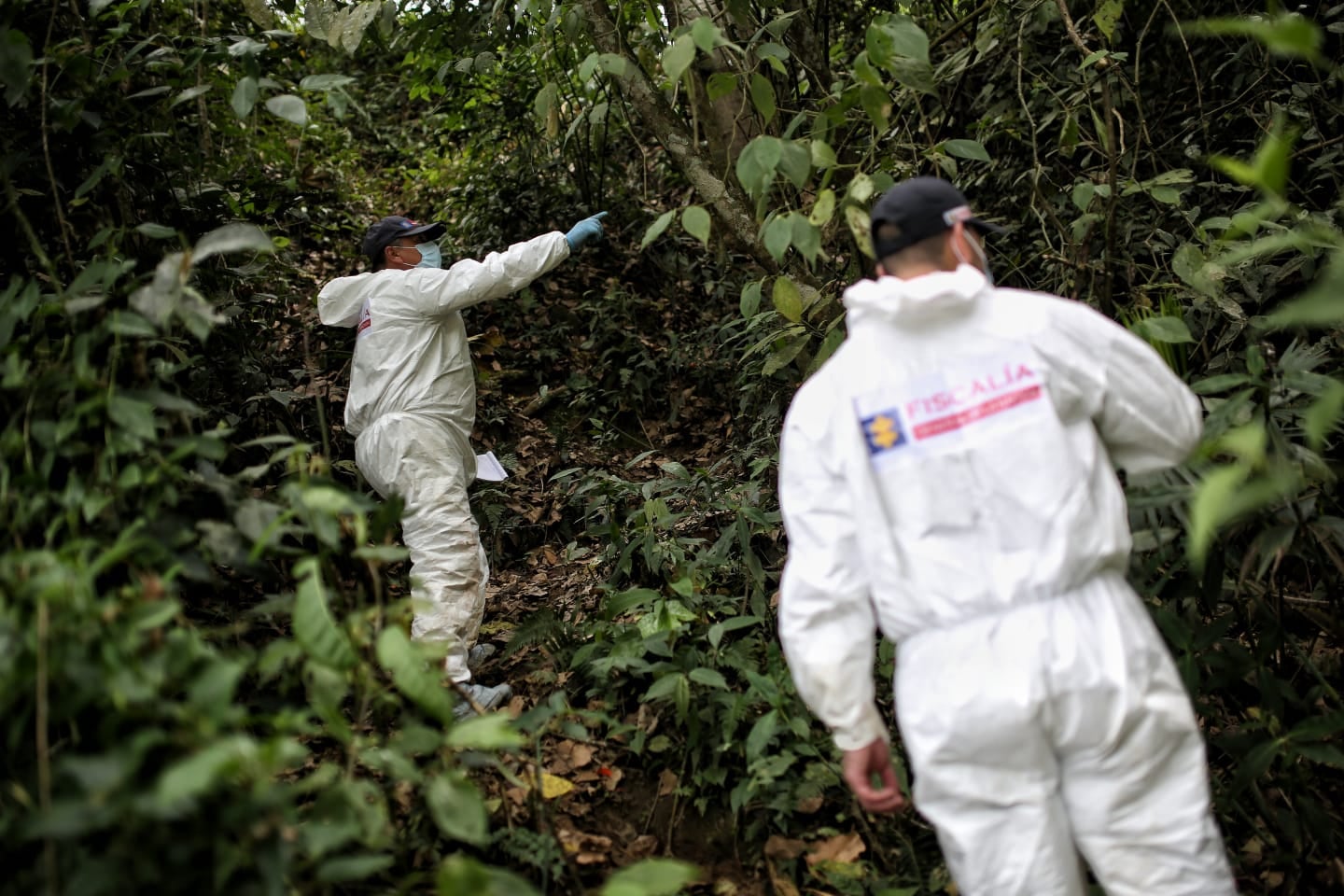 Levantamiento cuerpos y pruebas fiscalía atentado policías Huila