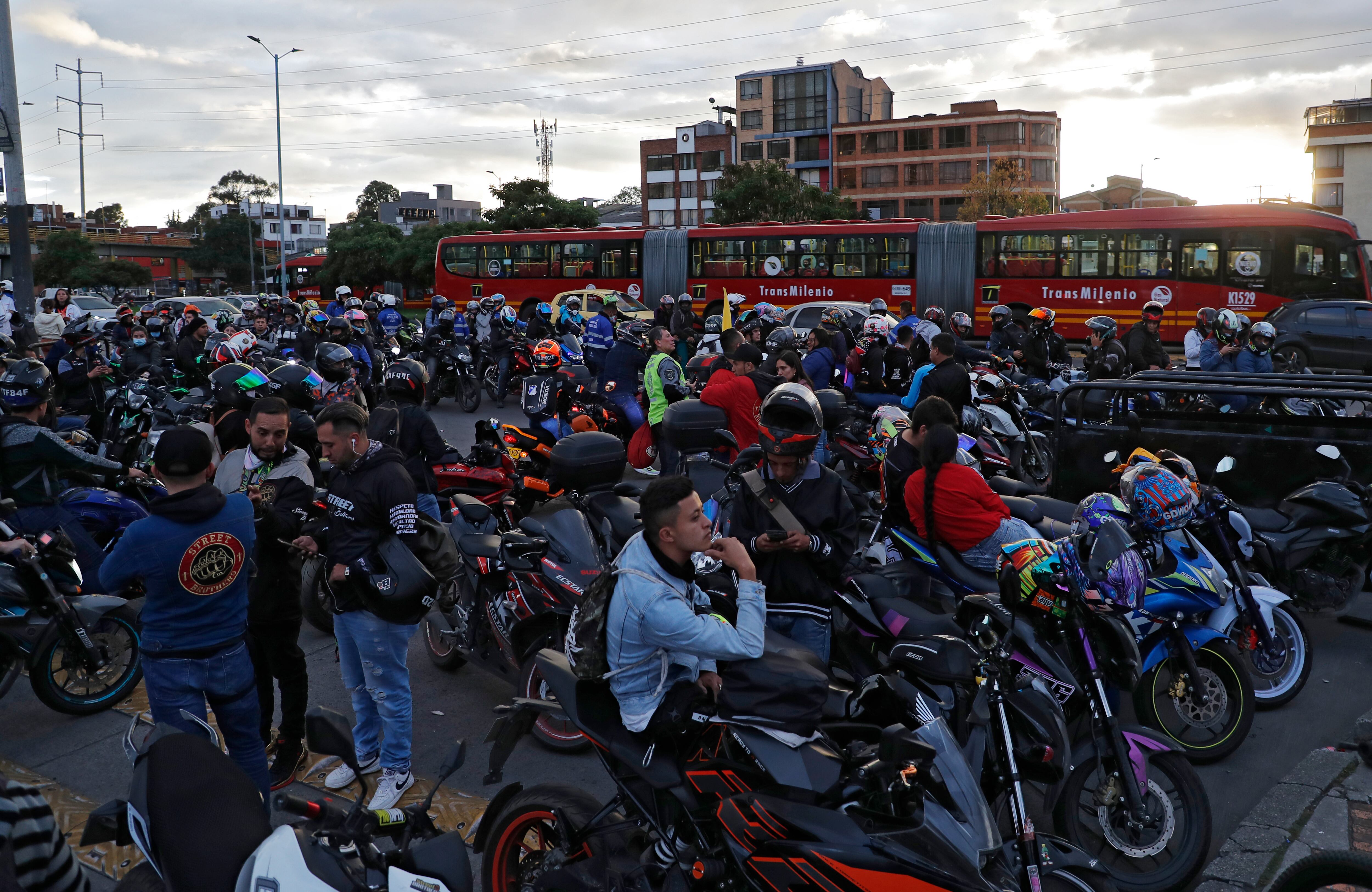 Manifestación motociclistas en contra de la prohibición del parrillero en moto en el Estadio El Campin
Bogota abril 6 del 2022
Foto Guillermo Torres Reina / Semana
