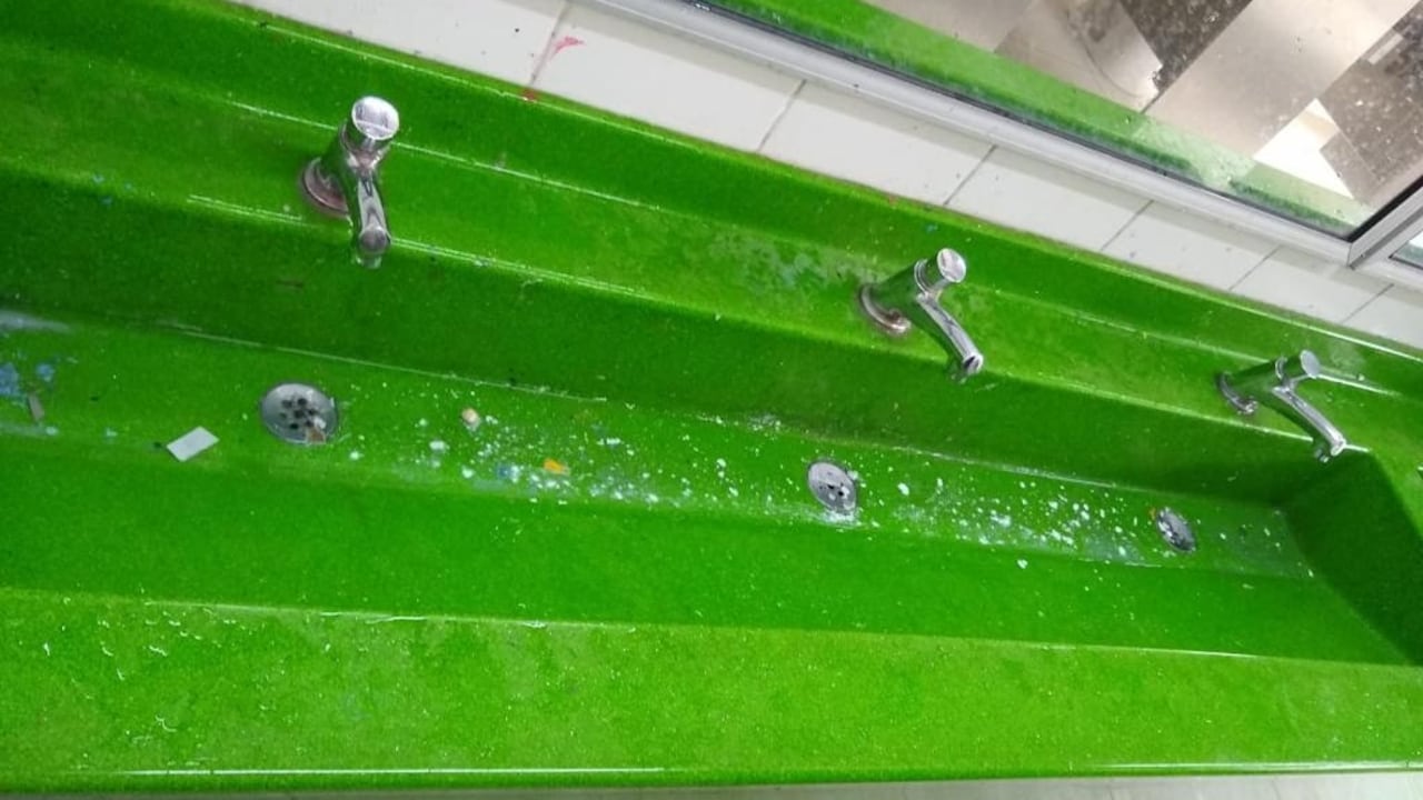 Así luce uno de los baños de la Institución Educativa Jesús Villafañe Franco de Cali.