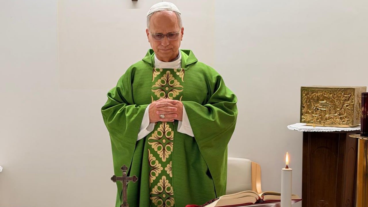 Hoy, 16 de octubre, a las 12 del mediodía, el papa León XIV celebró la Santa Misa en la sala habilitada en el décimo piso de la Policlínica Gemelli.