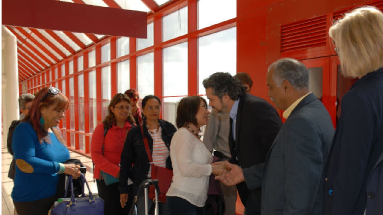 Un grupo de seis mujeres expertas en cuestiones de género llegó a La Habana para participar en los diálogos de paz que mantienen el Gobierno colombiano y las FARC.