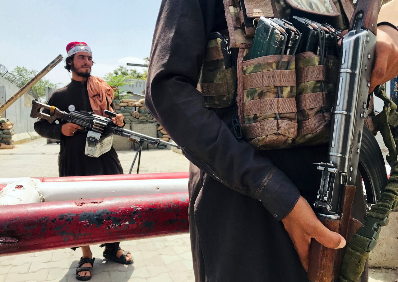 Combatientes talibanes montan guardia en un puesto de control cerca de la embajada de Estados Unidos que anteriormente estaba tripulado por tropas estadounidenses, en Kabul, Afganistán. (AP Photo)