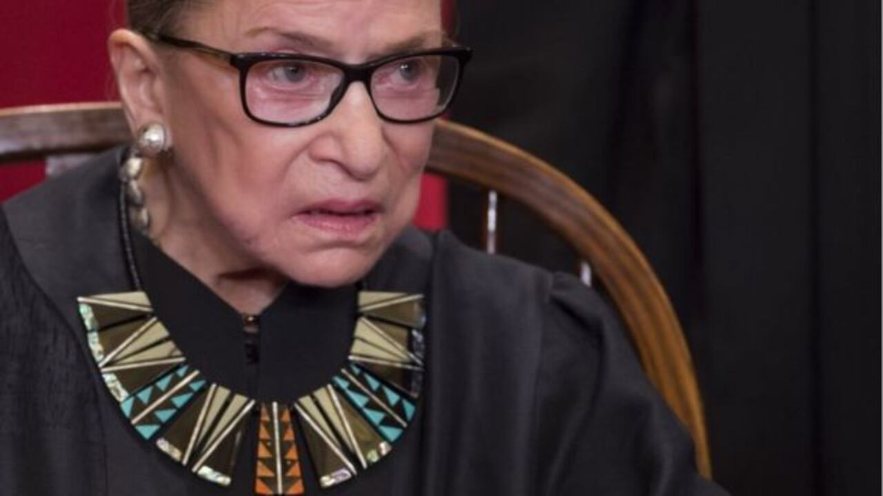 Los jabots sobre la túnica fueron otro de los elementos que popularizó RBG.