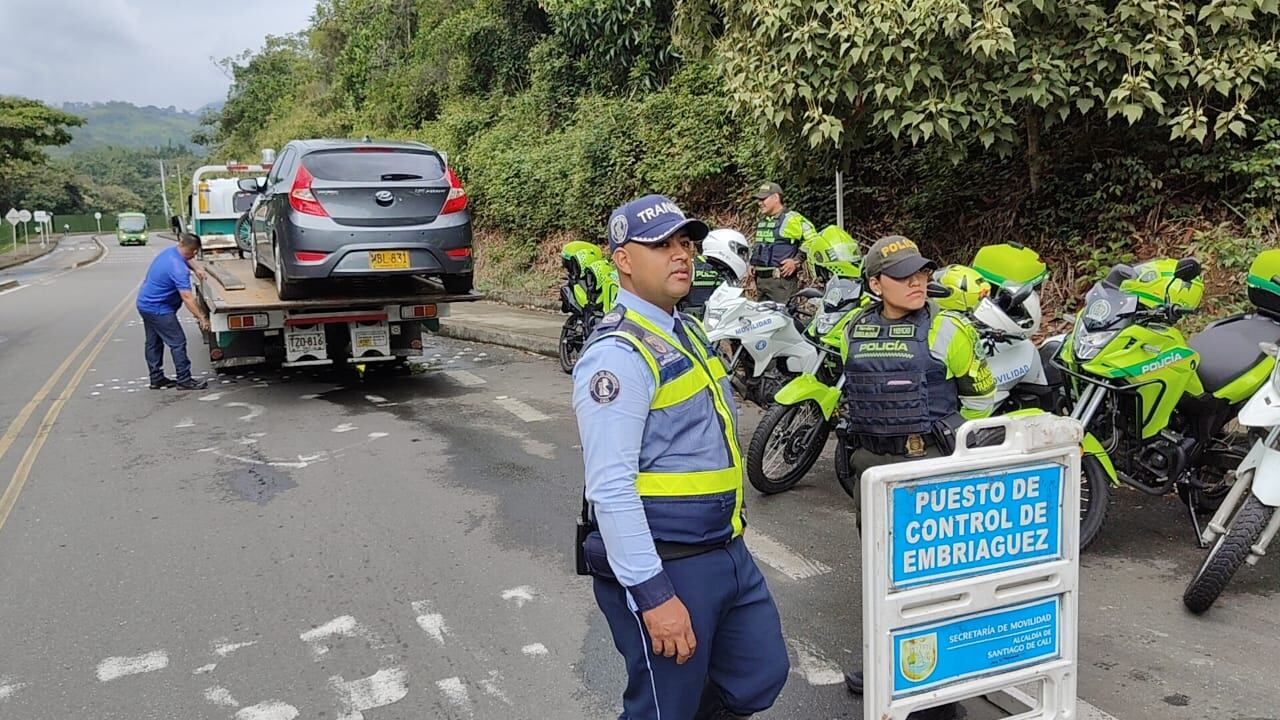 Agentes de tránsito y algunos uniformados de la Policía de Tránsito, están en los puestos de control el fin de verificar que cada uno de los conductores tengan a mano la documentación de los vehículos.