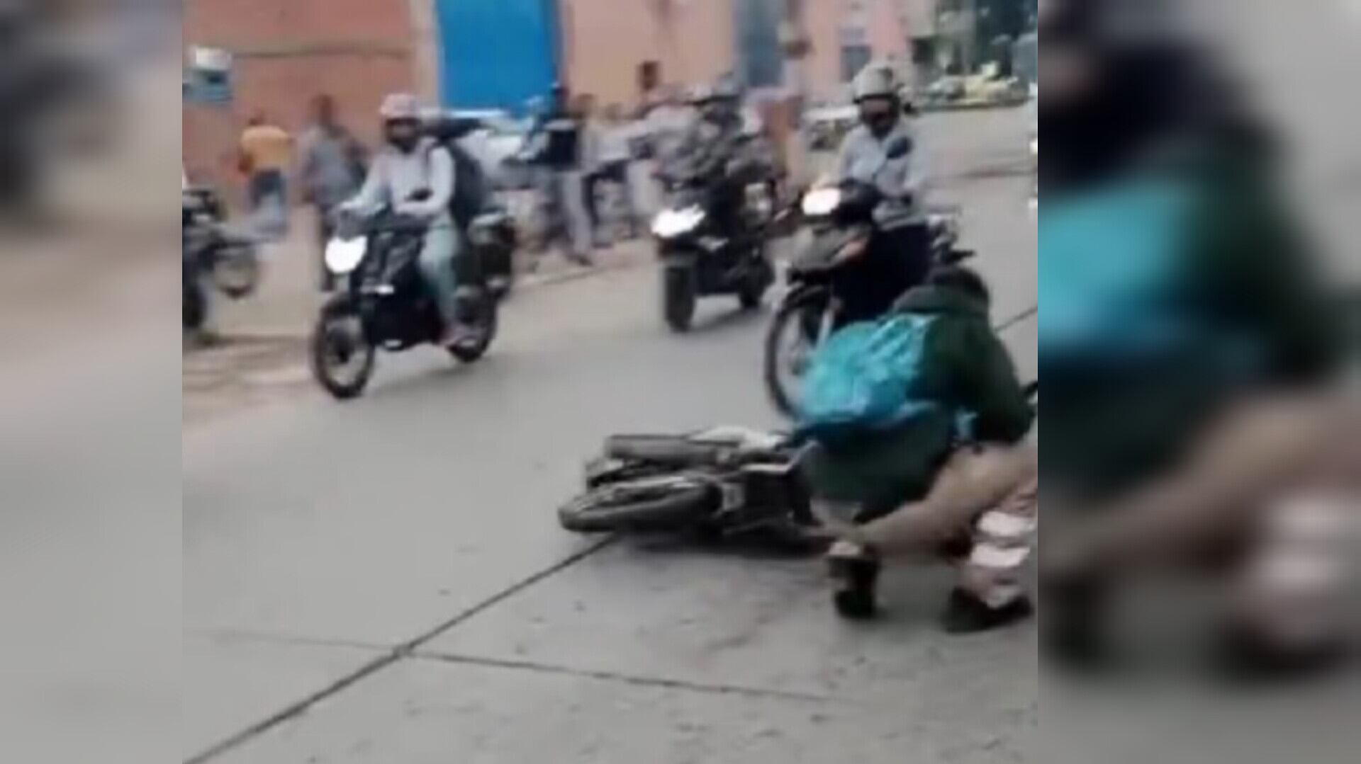 En Cali, un hombre en carro se fue contra dos motociclistas y se fugó.