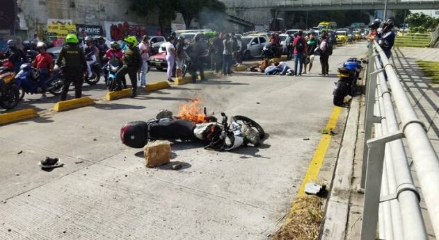 La motocicleta de un agente de tránsito fue quemada por la comunidad.