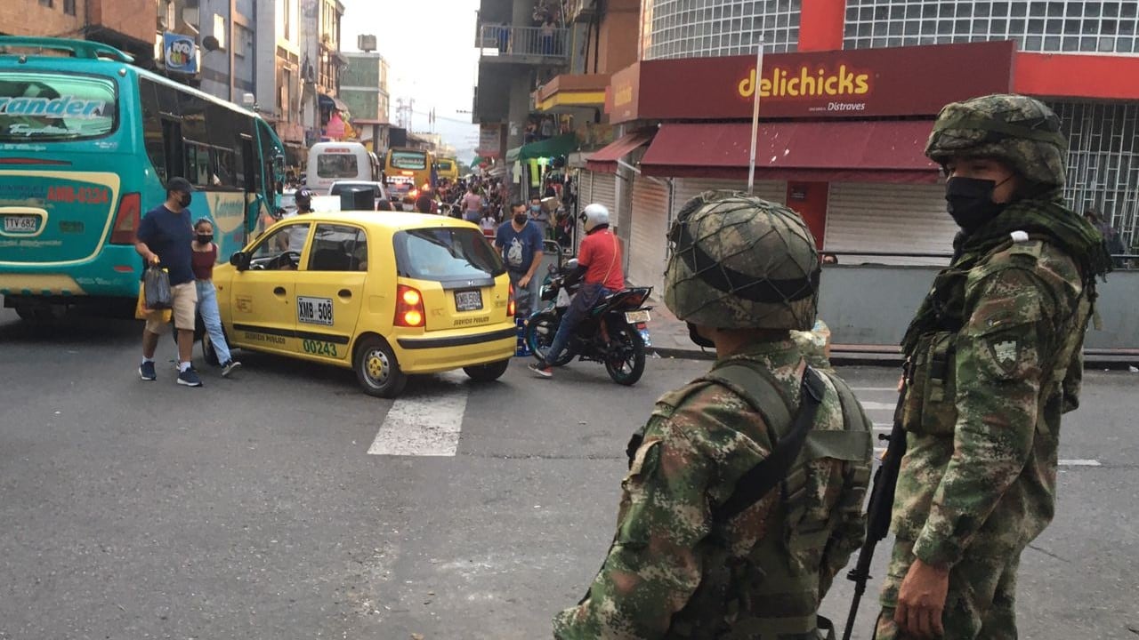 Hasta el Ejercito está custodiando las calles de Bucaramanga en época navideña