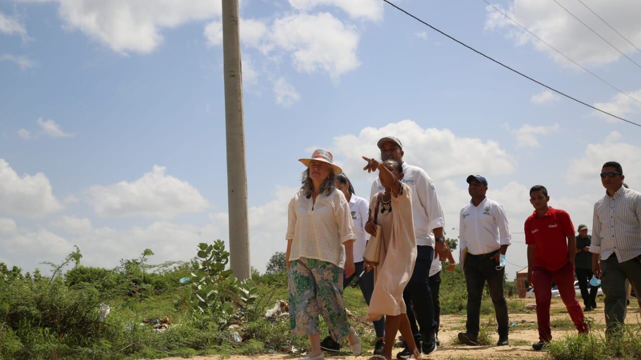 ministra de Vivienda, Ciudad y Territorio, Catalina Velasco se reunió con la comunidad en La Guajira