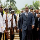 En esta fotografía de archivo del 7 de abril de 2018, el presidente de Haití, Jovenel Moise, en el centro, abandona el museo durante una ceremonia que marca el 215 aniversario de la muerte del héroe revolucionario Toussaint Louverture, en el Museo del Panteón Nacional en Puerto Príncipe, Haití. Moïse fue asesinado después de que un grupo de personas no identificadas atacara su residencia privada, dijo el primer ministro interino del país en un comunicado el miércoles 7 de julio de 2021. Foto: AP / Dieu Nalio Chery.