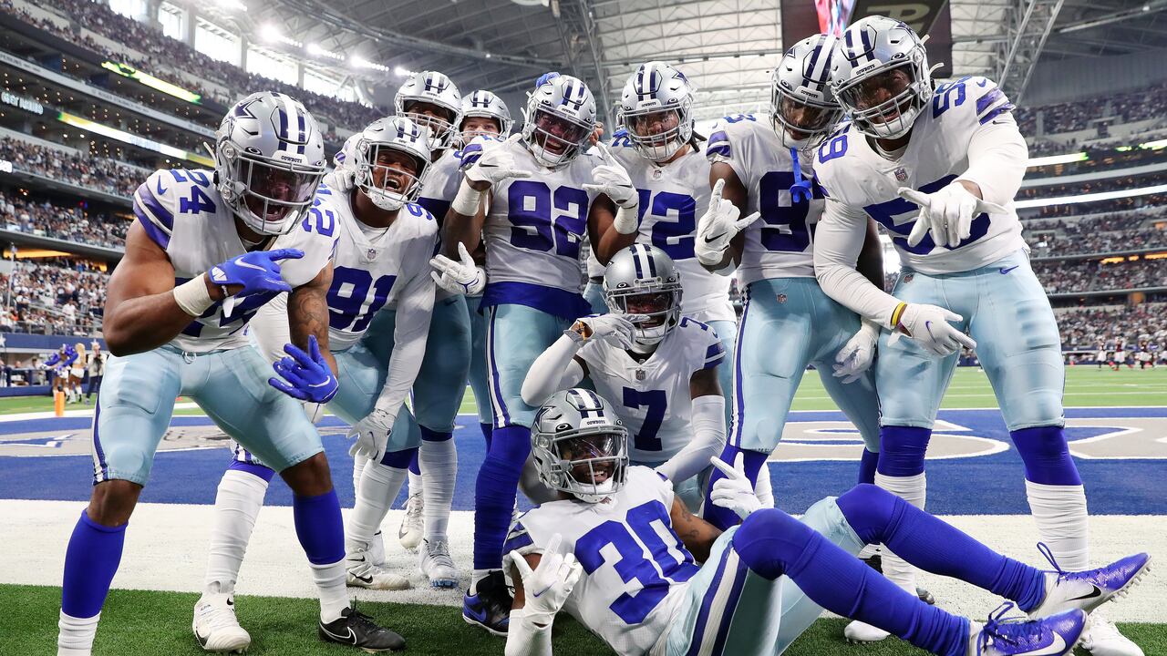 Los Dallas Cowboys celebran una intercepción de Trevon Diggs #7 de los Dallas Cowboys contra los Atlanta Falcons durante el tercer cuarto en el AT&T Stadium el 14 de noviembre de 2021 en Arlington, Texas. (Foto de Tom Pennington/Getty Images)