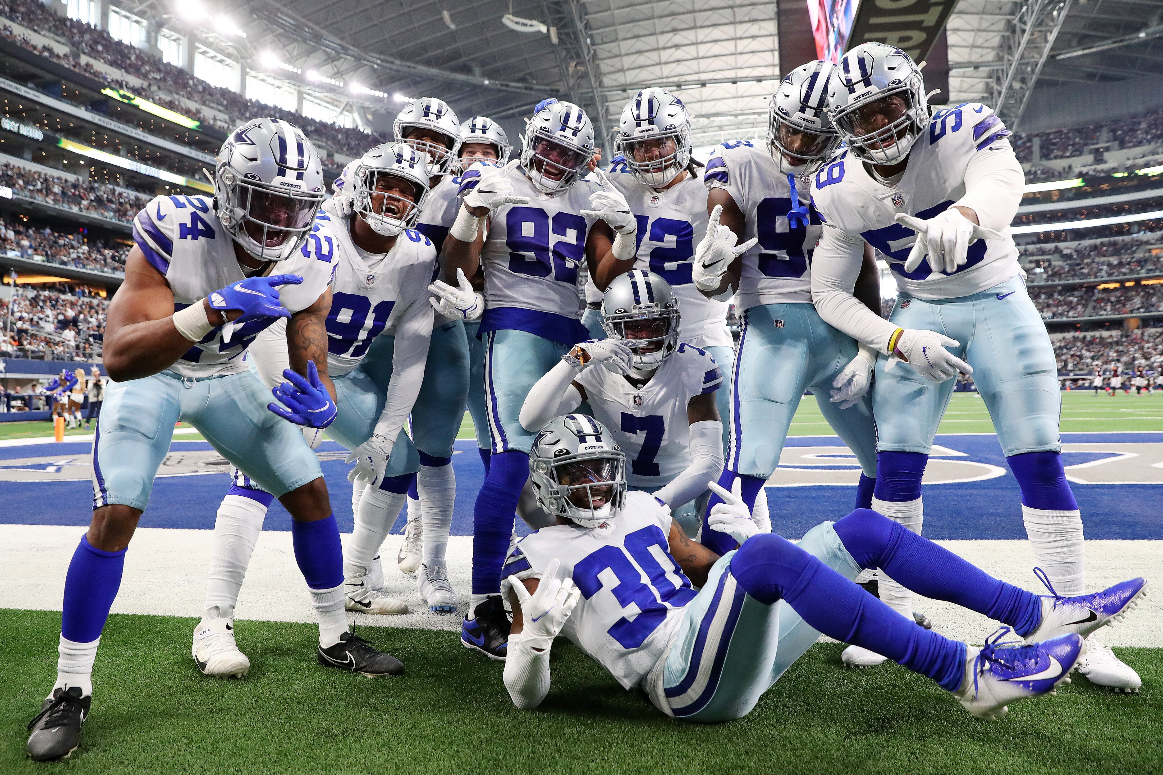 Los Dallas Cowboys celebran una intercepción de Trevon Diggs #7 de los Dallas Cowboys contra los Atlanta Falcons durante el tercer cuarto en el AT&T Stadium el 14 de noviembre de 2021 en Arlington, Texas. (Foto de Tom Pennington/Getty Images)