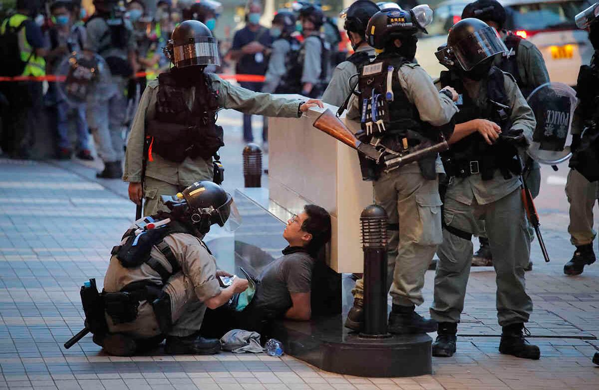 La policía detuvo a un manifestante durante una marcha para conmemorar el aniversario del traspaso de Hong Kong desde Gran Bretaña a China. Foto: Vincent Yu/AP