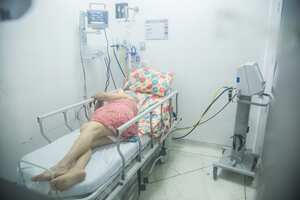 El principal -y más grande- hospital público del suroccidente de Colombia resiste con poco espacio en sus camas UCI para atender el alto número de pacientes covid que necesitan ventilación mecánica.