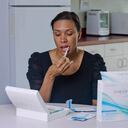 Una mujer usa el OraQick In-Home HIV Test en Bethlehem, después de que el gobierno americano aprobara la primera prueba para la detección del virus de inmunodeficiencia humana que estará disponible sin receta médica. Los resultados se obtienen en 40 minutos.