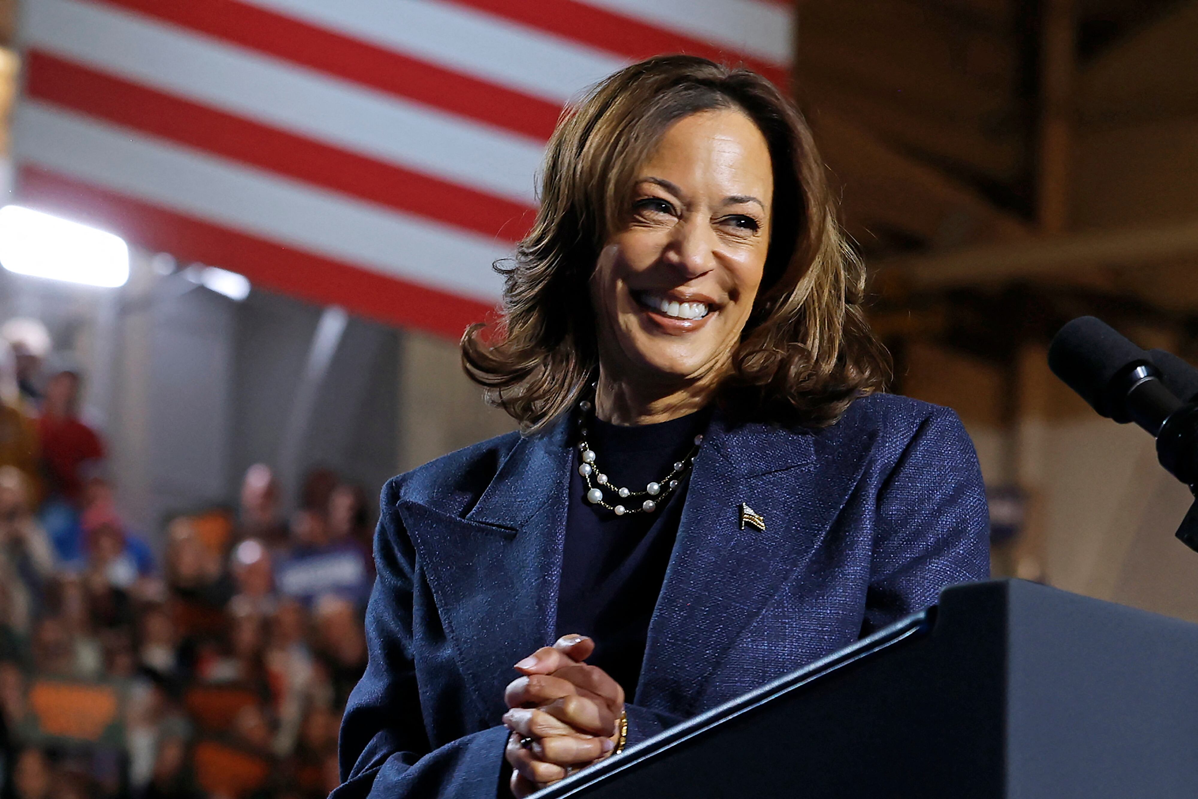 La vicepresidenta de Estados Unidos y candidata presidencial demócrata, Kamala Harris, sonríe durante un mitin de campaña en Jenison Field House de la Universidad Estatal de Michigan en East Lansing, Michigan, el 3 de noviembre de 2024.