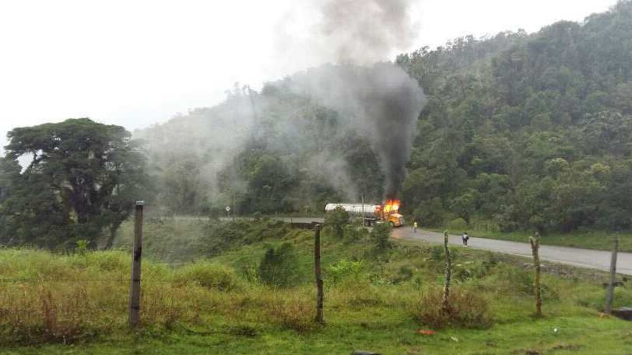 Mula incinerada en la vía Pajarito, Boyacá, Aguazul en Casanare.
