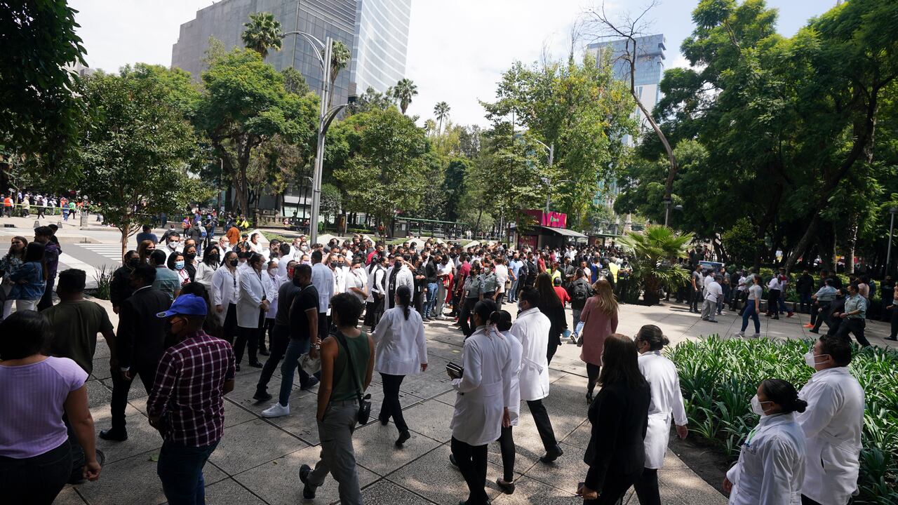 La persona habría perdido la vida después de que se le haya caído encima una tapia en los alrededores de un centro comercial. (AP Photo/Fernando Llano)
