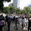 La persona habría perdido la vida después de que se le haya caído encima una tapia en los alrededores de un centro comercial. (AP Photo/Fernando Llano)