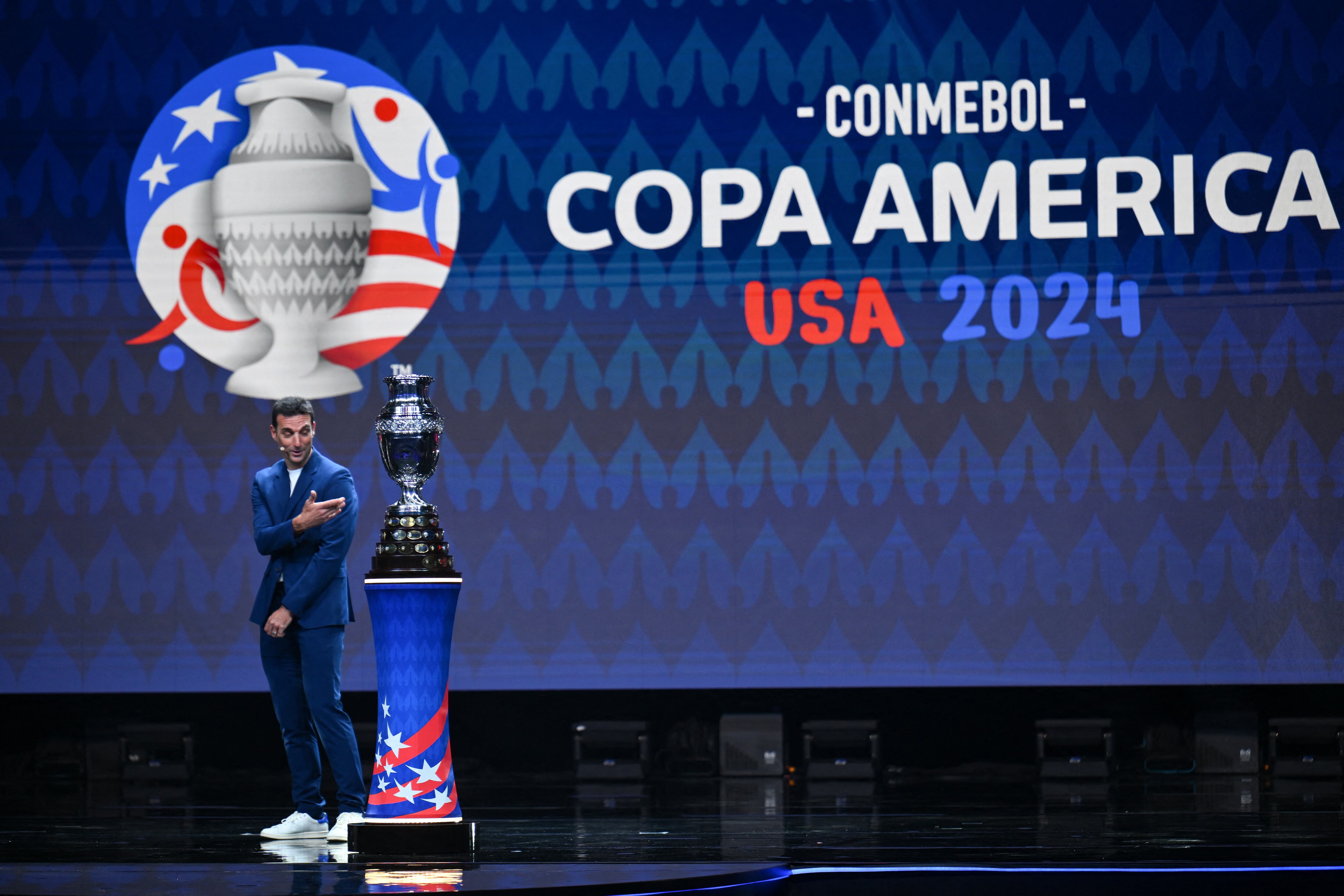 El entrenador argentino Lionel Scaloni presenta el trofeo de la Copa América en el escenario durante el sorteo final de la competición de fútbol Conmebol Copa América 2024 en el James L. Knight Center de Miami, Florida, el 7 de diciembre de 2023. (Foto de ANGELA WEISS / AFP)